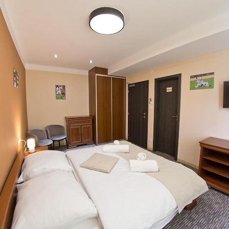 Restauracia Gol Hotell Oravske Vesele Exteriör bild