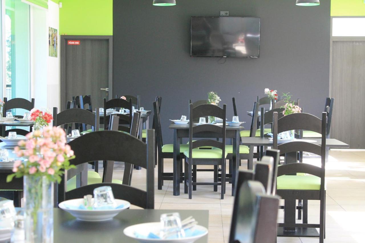 Restauracia Gol Hotell Oravske Vesele Exteriör bild