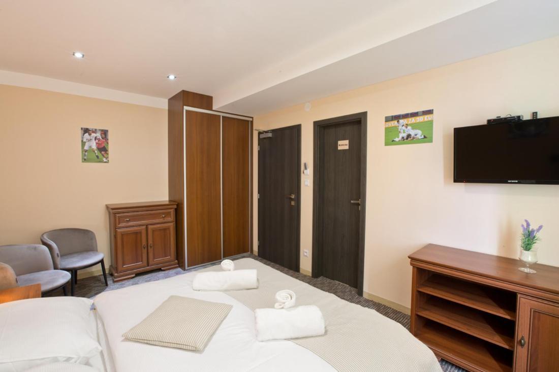 Restauracia Gol Hotell Oravske Vesele Exteriör bild