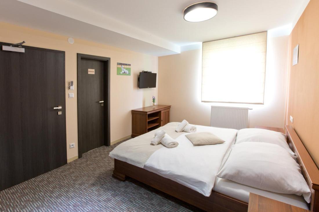 Restauracia Gol Hotell Oravske Vesele Exteriör bild